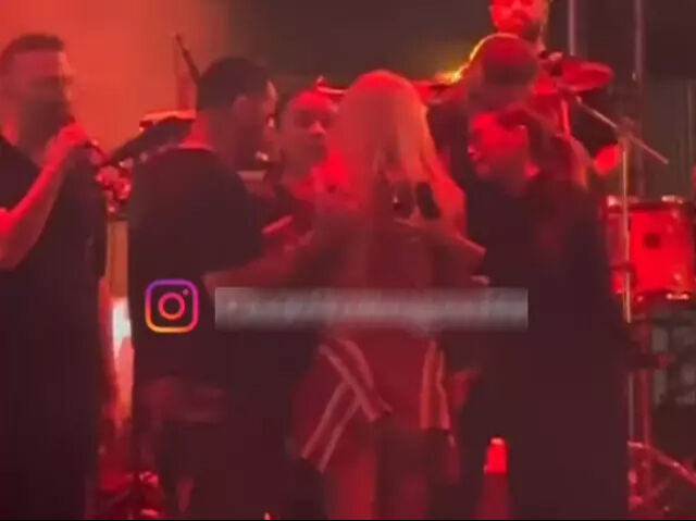 Gülşen'in Metin Arolat'ın cenazesinden sonra sahneye çıkması sosyal medyayı ikiye böldü Gülşen'in Metin Arolat'ın cenazesinden sonra sahneye çıkması sosyal medyayı böldü - 3. Resim