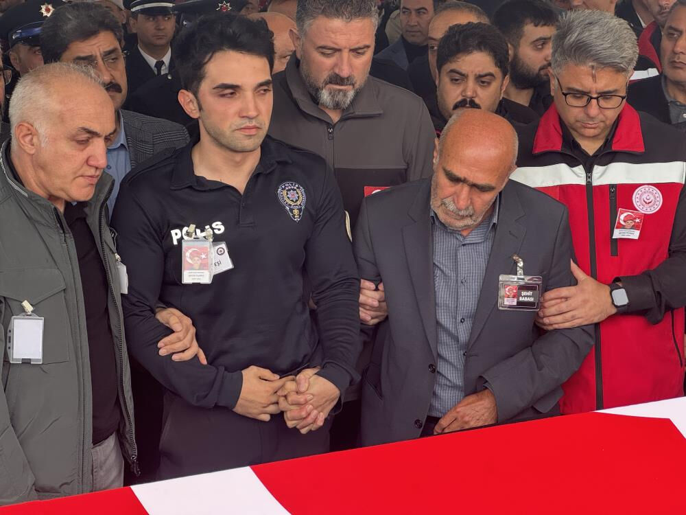 İstanbul Ümraniye'de şehit edilen polis memuru Şeyda Yılmaz son yolculuğuna uğurlandı İstanbul Ümraniye'de şehit edilen polis memuru Şeyda Yılmaz son yolculuğuna uğurlandı - 3. Resim