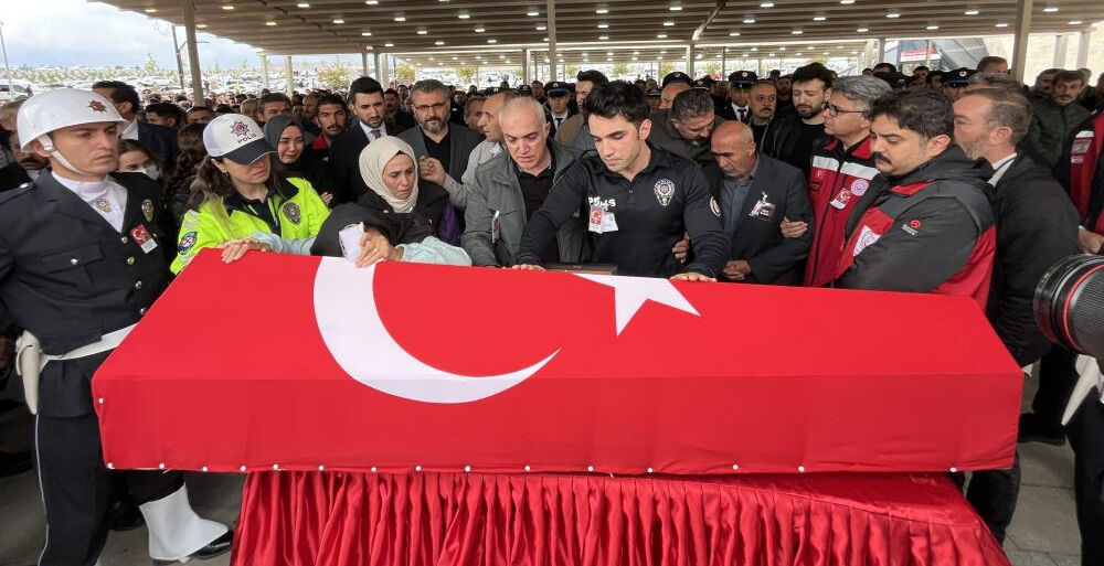 İstanbul Ümraniye'de şehit edilen polis memuru Şeyda Yılmaz son yolculuğuna uğurlandı İstanbul Ümraniye'de şehit edilen polis memuru Şeyda Yılmaz son yolculuğuna uğurlandı - 2. Resim