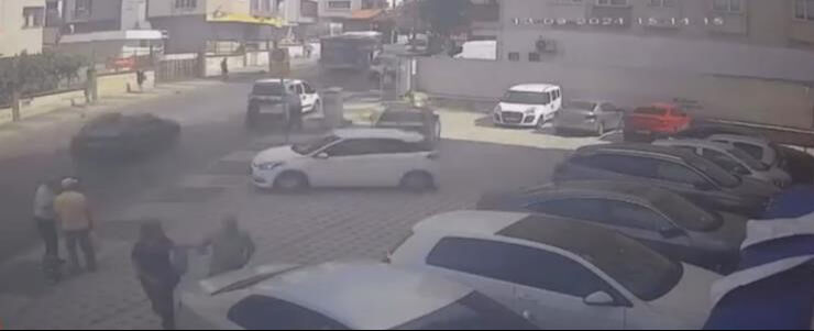 İstanbul'da bir otomobil kurşunlandı! Ölümden kaçarak kurtuldular - 2. Resim