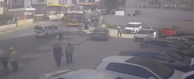 İstanbul'da bir otomobil kurşunlandı! Ölümden kaçarak kurtuldular - 1. Resim