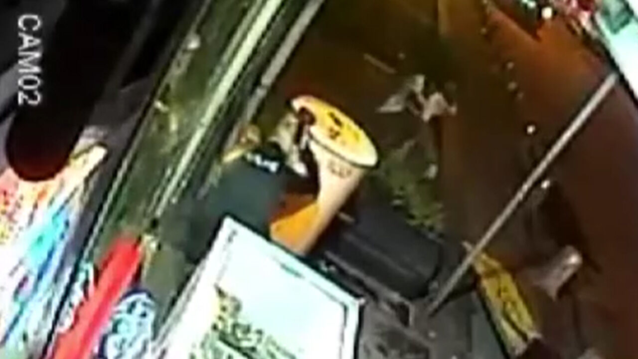 İstanbul'da silahlı saldırı! 1 polis şehit oldu, 2 de yaralı var / Dehşet anı kamerada - 2. Resim