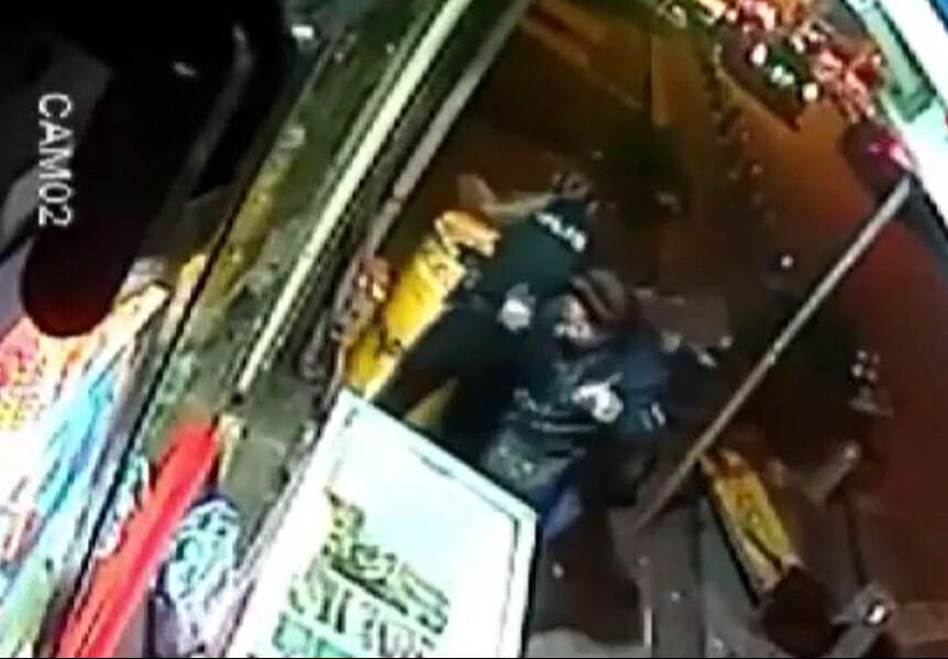 İstanbul'da silahlı saldırı! 1 polis şehit oldu, 2 de yaralı var / Dehşet anı kamerada - 1. Resim