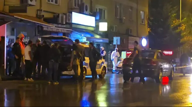 İstanbul'da silahlı saldırı! Bir polis şehit oldu, dehşet anı kamerada - 1. Resim