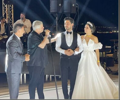 İzzet Yıldızhan'ın oğlunun düğününde tomar tomar para takıldı! Aldığı pahalı hediye şaşırttı İzzet Yıldızhan'ın oğlunun düğününde tomar tomar para takıldı! Aldığı pahalı hediye şaşırttı - 1. Resim