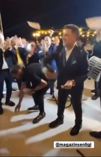 İzzet Yıldızhan'ın oğlunun düğününde tomar tomar para takıldı! Aldığı pahalı hediye şaşırttı İzzet Yıldızhan'ın oğlunun düğününde tomar tomar para takıldı! Aldığı pahalı hediye şaşırttı - 2. Resim