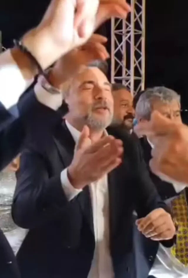 İzzet Yıldızhan'ın oğlunun düğününde tomar tomar para takıldı! Aldığı pahalı hediye şaşırttı İzzet Yıldızhan'ın oğlunun düğününde tomar tomar para takıldı! Aldığı pahalı hediye şaşırttı - 3. Resim