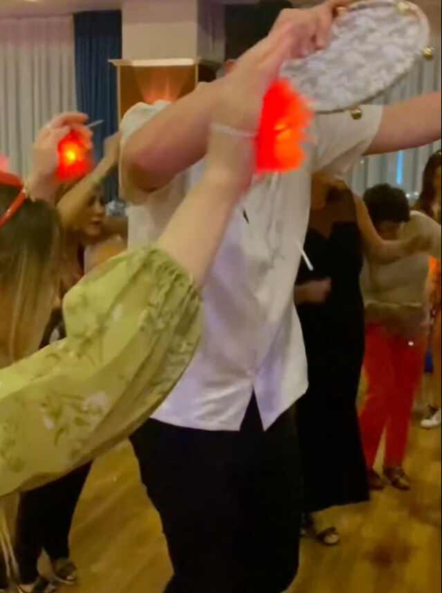 Joey Kıng'in kız kardeşi Türkiye'ye gelin geldi! ‘Erik dalı’ oynaması olay oldu - 2. Resim