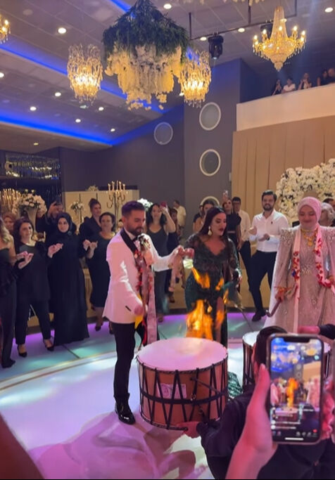 Kadir Ezildi'den ikinci nişan! Bonkör kayınvalide 'altın şov' yaptı Kadir Ezildi'den ikinci nişan! Bonkör kayınvalide 'altın şov' yaptı - 3. Resim