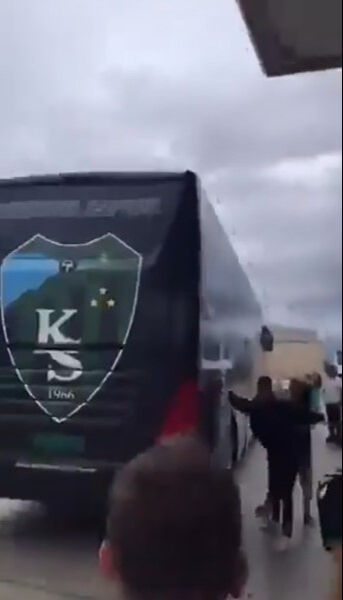 Kocaelispor'a Bolu'da şok saldırı! Silahla otobüsün peşinden koştu - 2. Resim