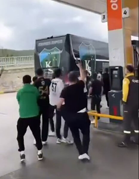 Kocaelispor'a Bolu'da şok saldırı! Silahla otobüsün peşinden koştu - 1. Resim