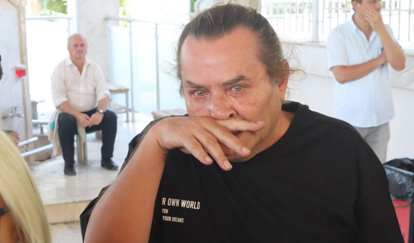 Metin Arolat gözyaşlarıyla defnedildi! Acılı abla: 4 ay önce check up yaptırdı, rahatsızlığı yoktu - 1. Resim