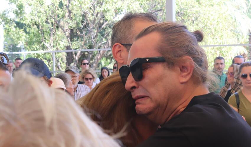 Metin Arolat gözyaşlarıyla defnedildi! Acılı abla: 4 ay önce check up yaptırdı, rahatsızlığı yoktu - 6. Resim