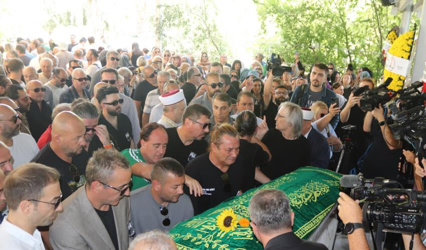 Metin Arolat gözyaşlarıyla defnedildi! Acılı abla: 4 ay önce check up yaptırdı, rahatsızlığı yoktu - 3. Resim