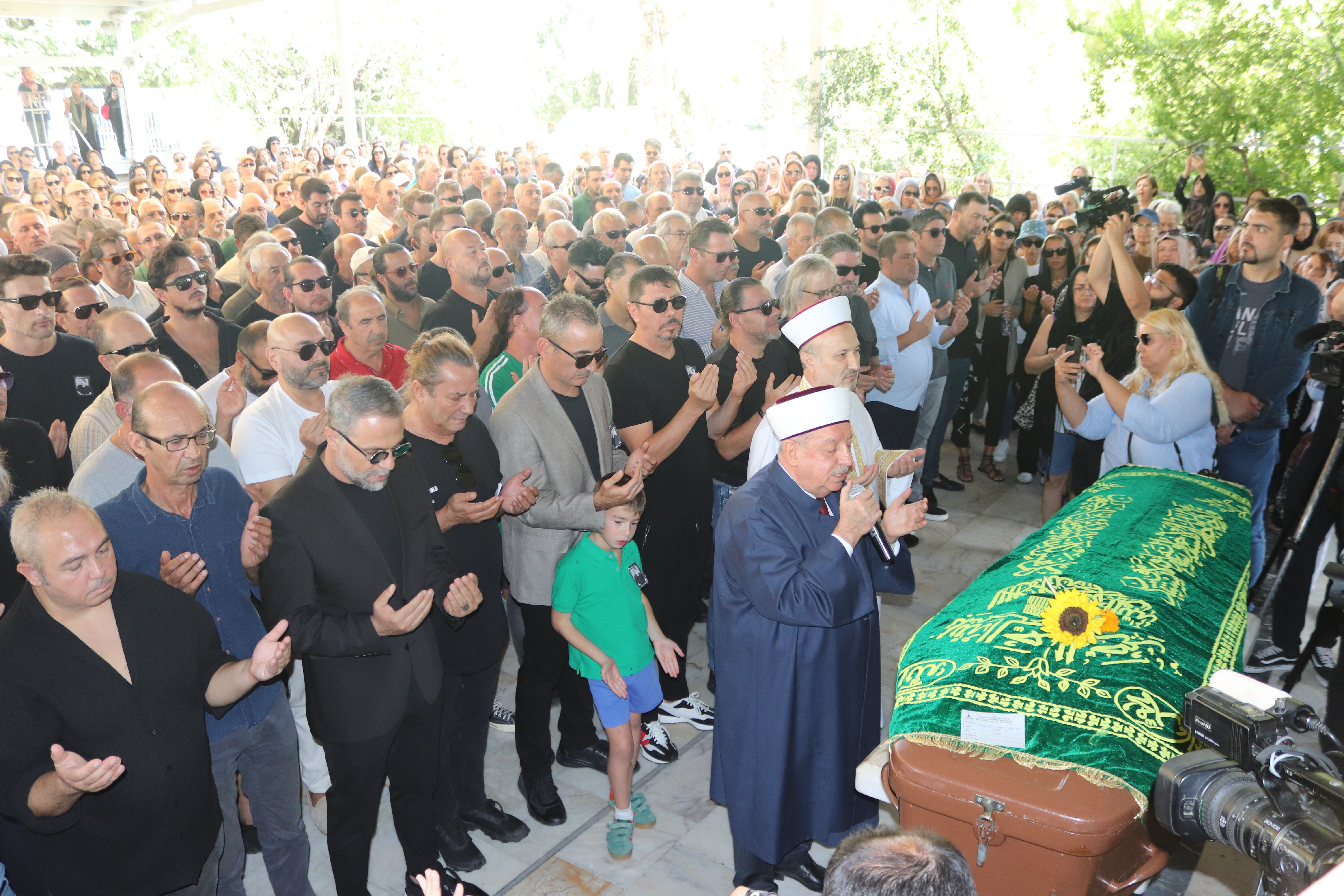 Metin Arolat'ın cenaze kıyafeti eleştirilmişti! Hatice'den tepki geldi - 1. Resim