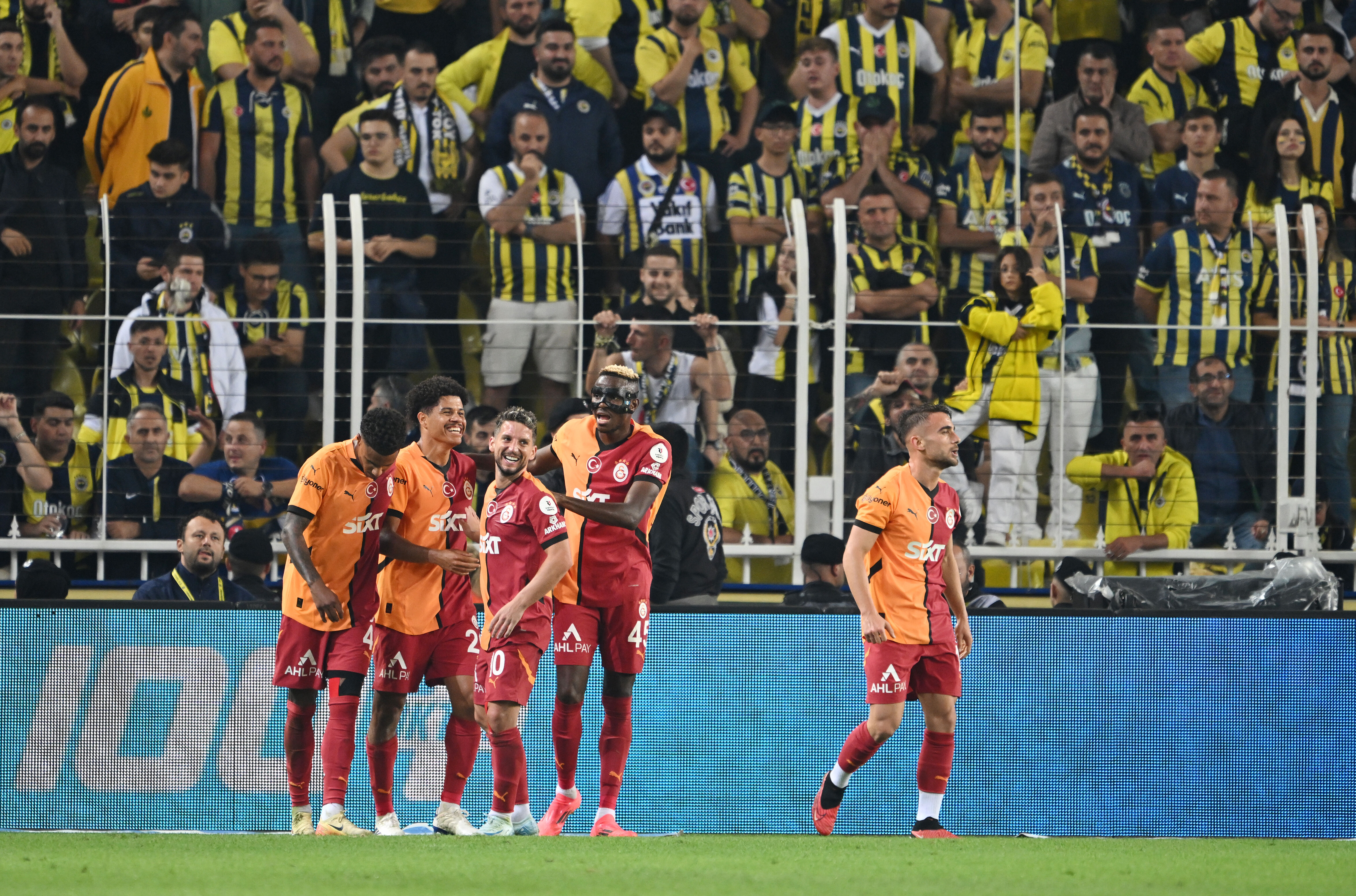 Okan Buruk, Jose Mourinho'yu 5 hamlede mat etti! Derbi zaferinin perde arkasında neler oldu? Okan Buruk, Jose Mourinho'yu 5 hamlede mat etti! Derbi zaferinin perde arkasında neler oldu? - 1. Resim