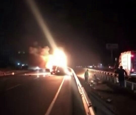 Sakarya'da korkunç kaza! Alev topuna dönen araç karı kocaya mezar oldu - 2. Resim