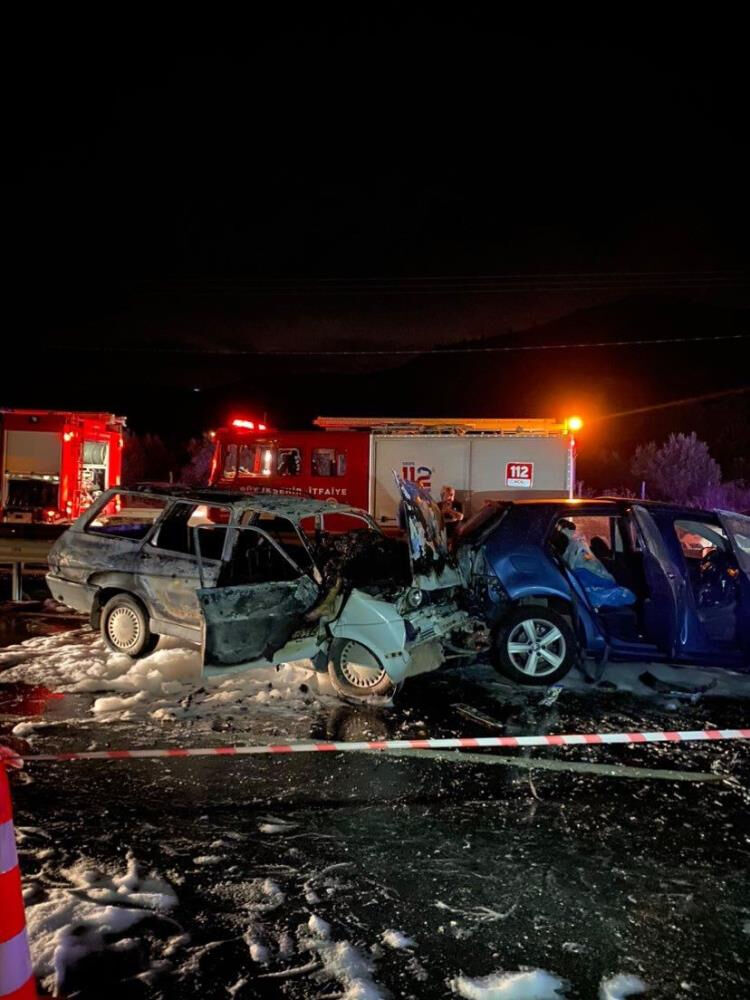 Sakarya'da korkunç kaza! Alev topuna dönen araç karı kocaya mezar oldu - 4. Resim