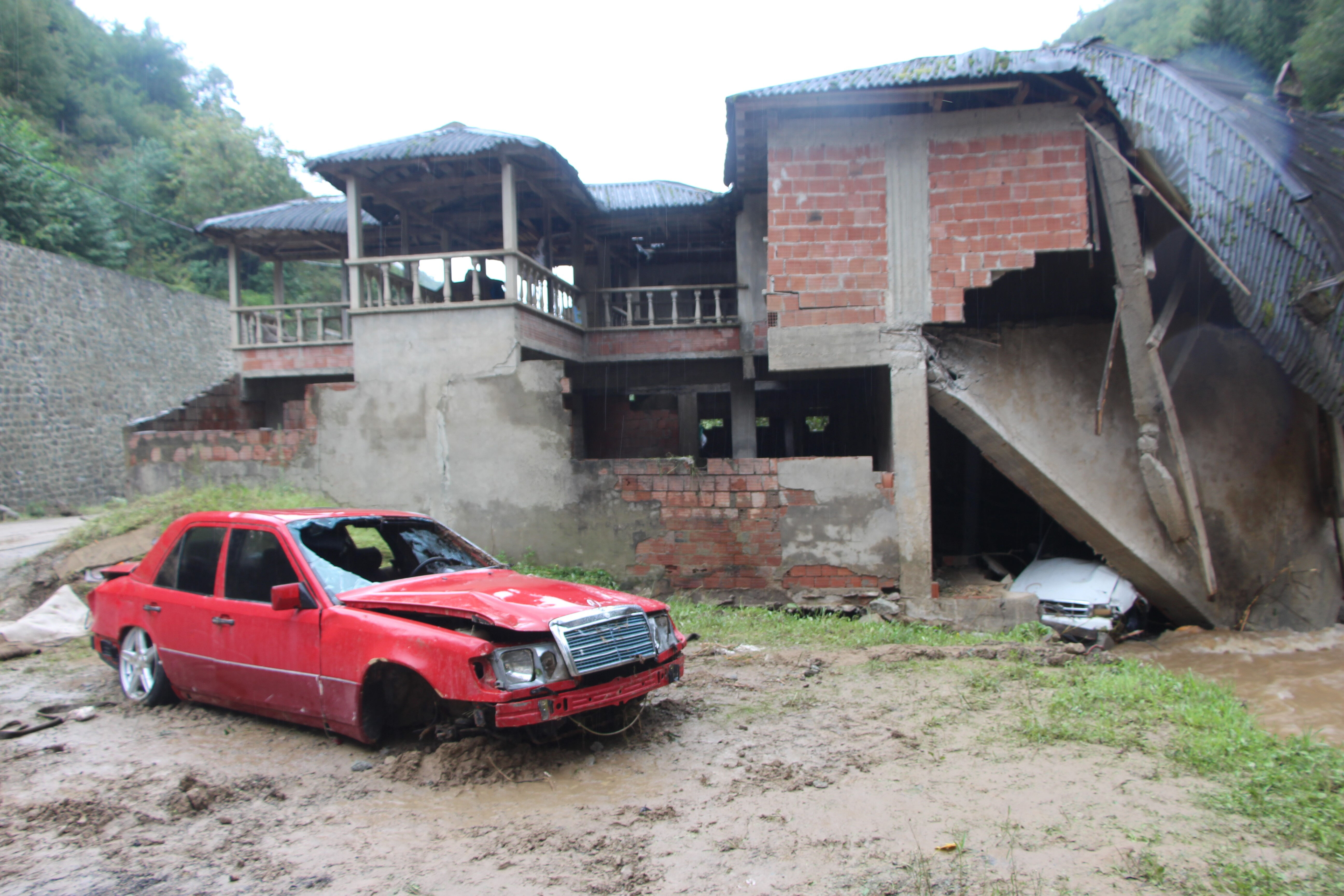 Trabzon'un sel mağdurları anlattı: Hayatlarını mağara kurtardı - 1. Resim
