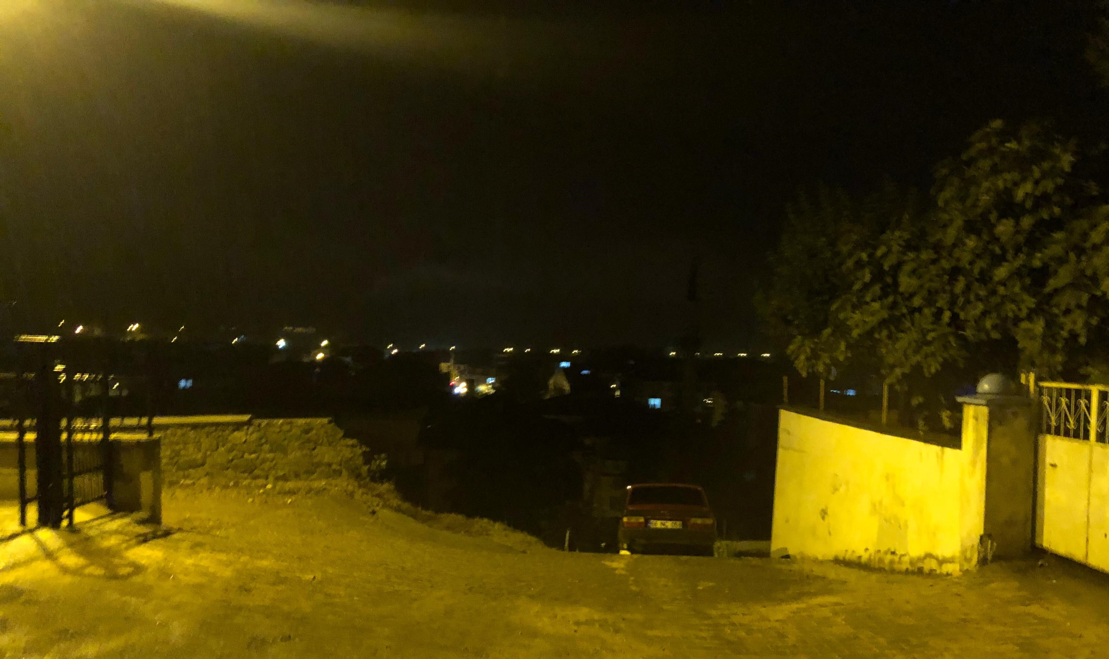 Amasya'da yaya yoluna dalan alkollü sürücü merdivende asılı kaldı - 1. Resim