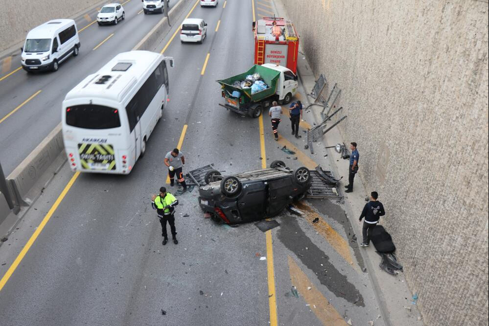 Denizli'de feci kaza! Kavşakta çarpışan araçlardan biri köprüden düştü, ölü ve yaralılar var - 4. Resim