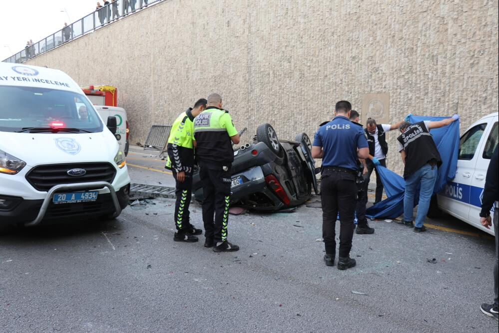 Denizli'de feci kaza! Kavşakta çarpışan araçlardan biri köprüden düştü, ölü ve yaralılar var - 3. Resim
