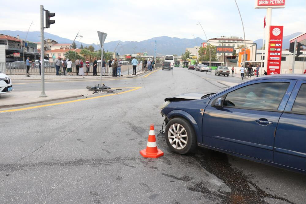 Denizli'de feci kaza! Kavşakta çarpışan araçlardan biri köprüden düştü, ölü ve yaralılar var - 2. Resim