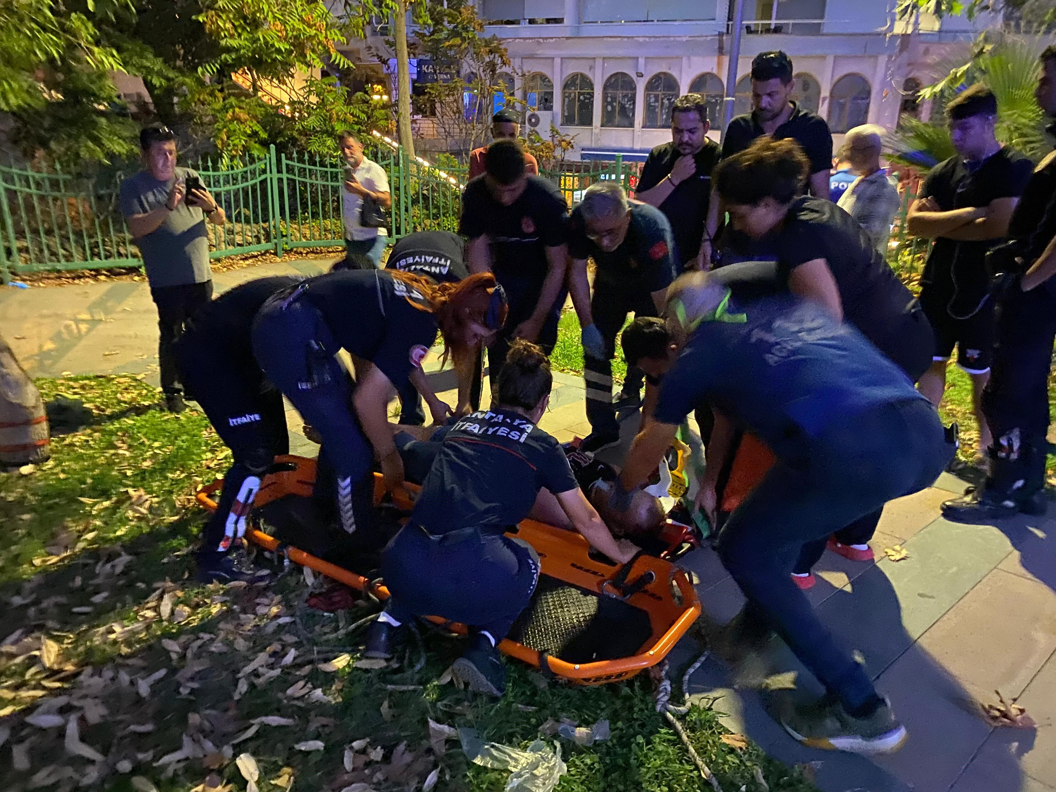 Film sahnelerini aratmayan kurtarma operasyonu! Uçurumdan düşen adamın imdadına itfaiye yetişti - 2. Resim