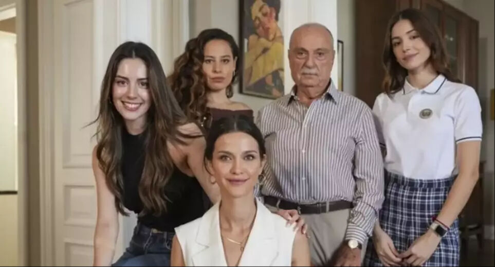 Karadut dizisinde Figen karakterini Aslı İnandık oynuyor  - 1. Resim