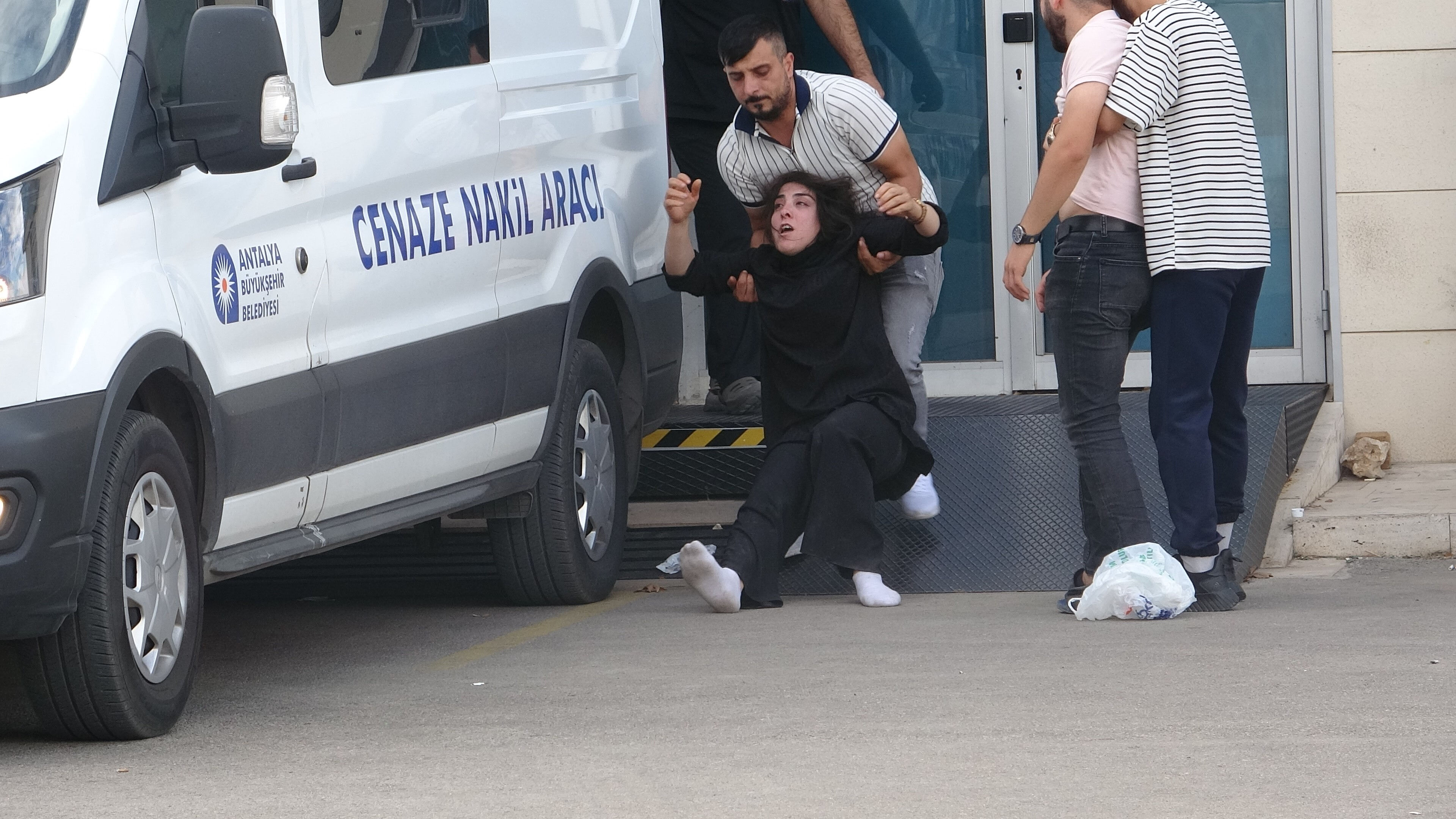 Mehmetşah Işık'a acı veda... Aile sinir krizi geçirip yere yığıldı - 2. Resim