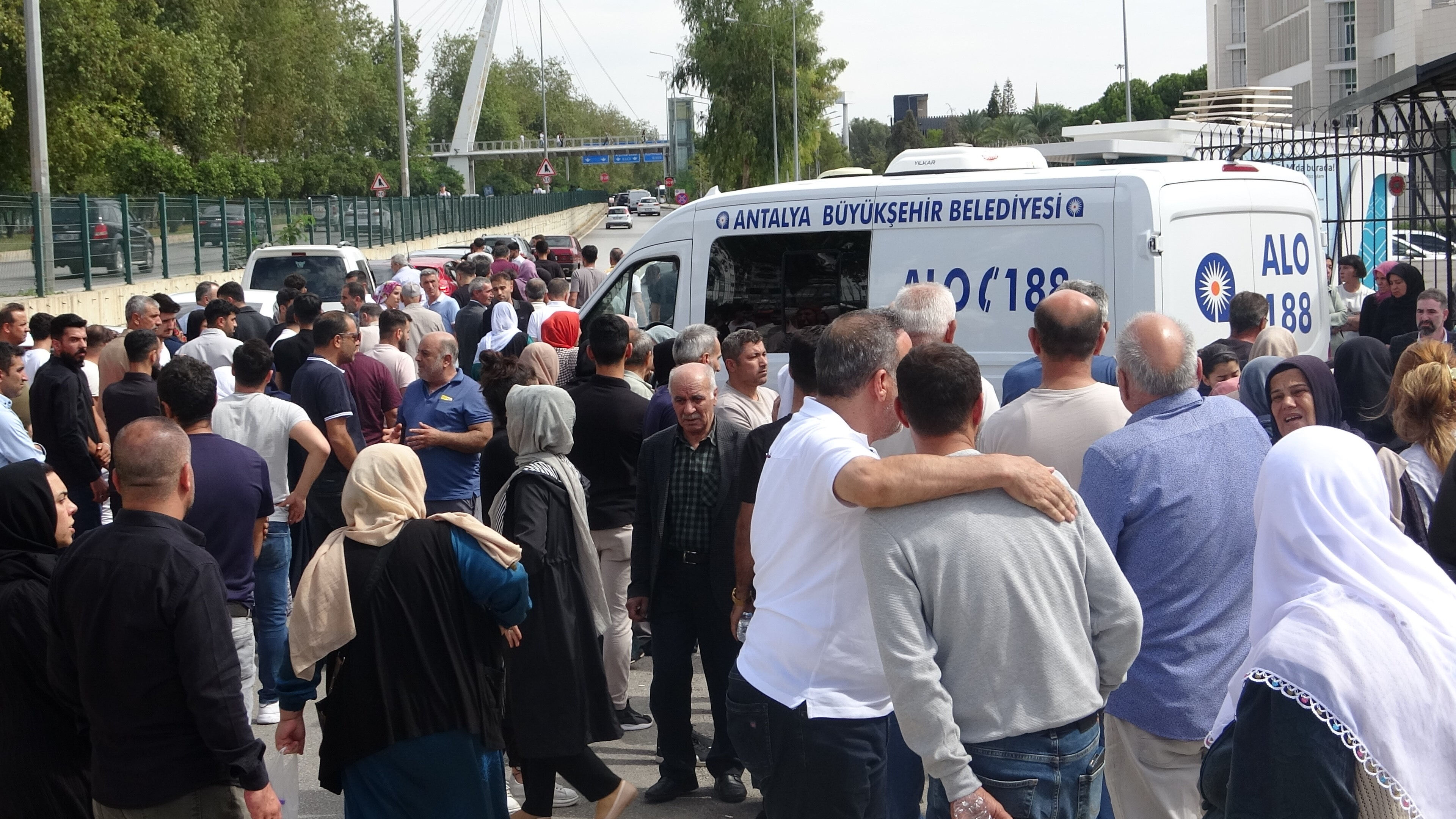 Mehmetşah Işık'a acı veda... Aile sinir krizi geçirip yere yığıldı - 4. Resim