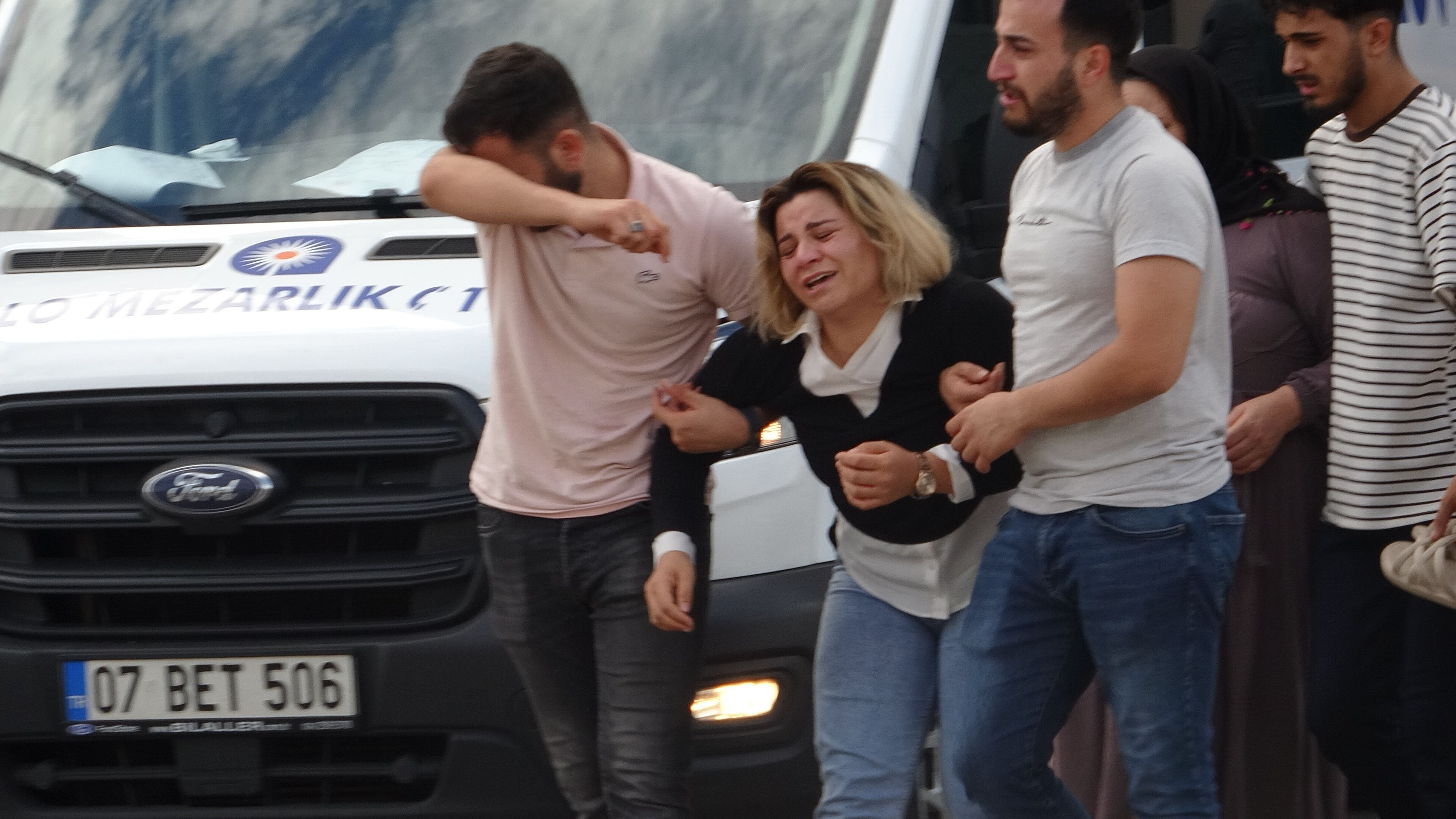 Mehmetşah Işık'a acı veda... Aile sinir krizi geçirip yere yığıldı - 3. Resim