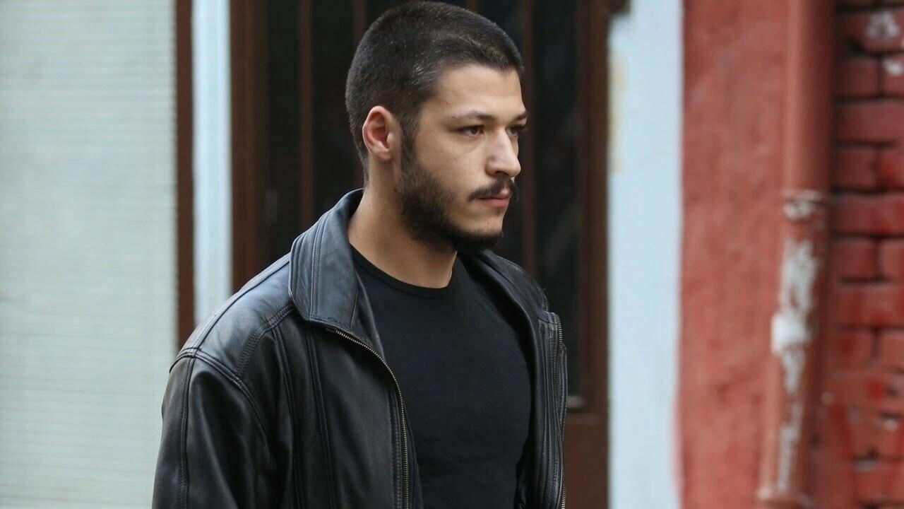 İnci Taneleri'nde Cihan karakterini oynayan Kubilay Aka’nın sevgilisi Hafsanur Sancaktutan’dır   İnci Taneleri'nde Cihan karakterini oynayan Kubilay Aka’nın sevgilisi Hafsanur Sancaktutan’dır  - 2. Resim