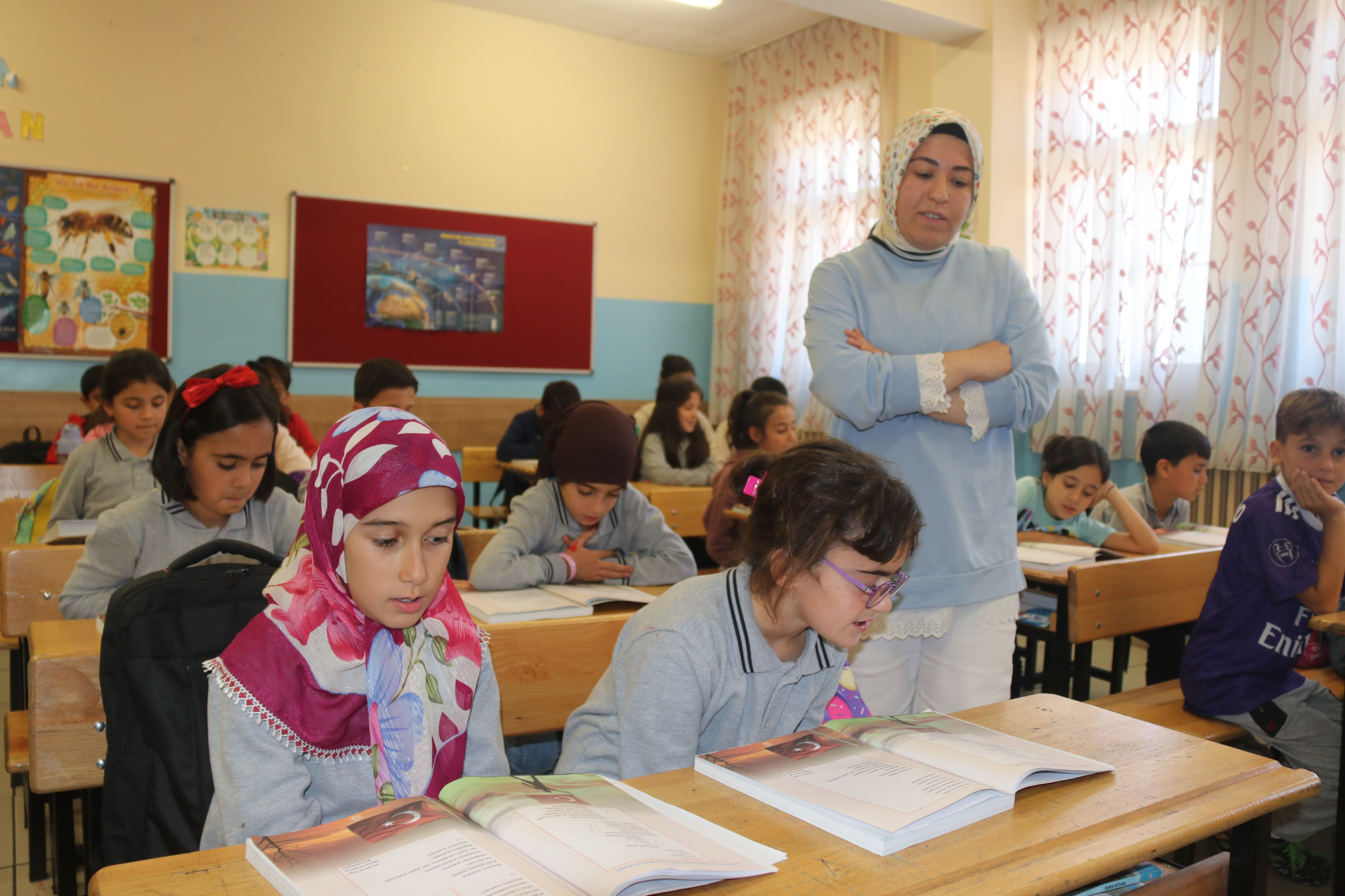 Açtığı pankartla gündem olmuştu! Minik Ada ders başı yaptı - 2. Resim