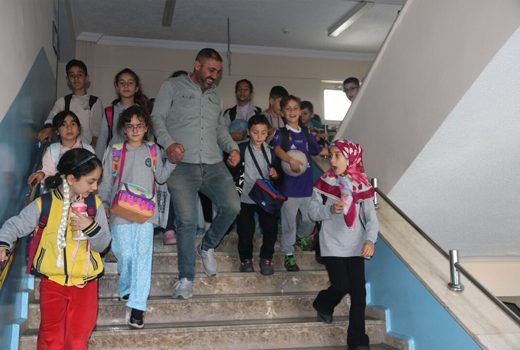 Açtığı pankartla gündem olmuştu! Minik Ada ders başı yaptı - 3. Resim