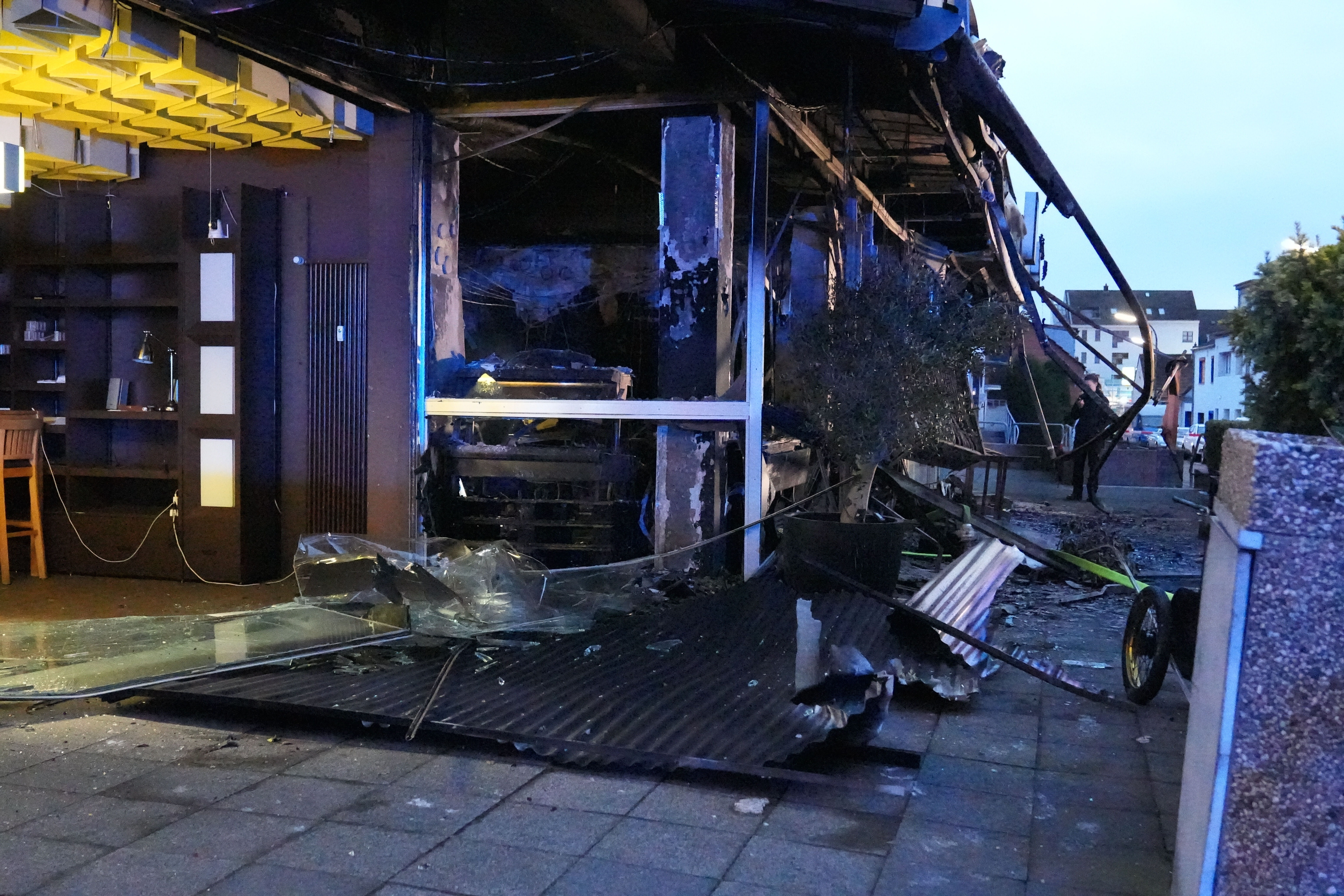 Almanya'da eylül ayındaki üçüncü patlama! Köln'deki olaylar terör saldırısı mı? Almanya'da Eylül ayındaki üçüncü patlama! Köln'deki olaylar terör mü? - 2. Resim