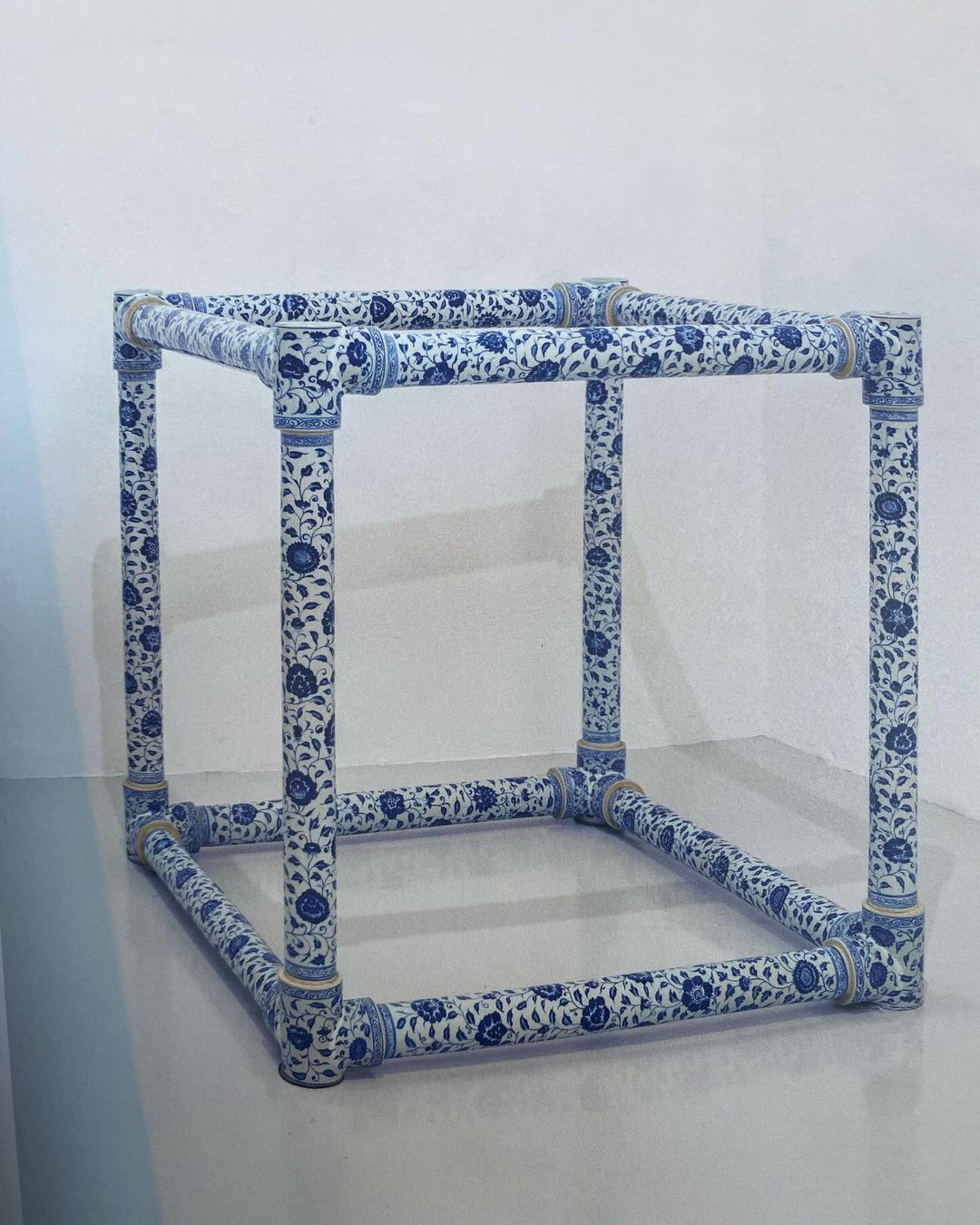 Çekyalı adamdan sergi saldırısı! Weiwei’nin eserini paramparça etti - 1. Resim