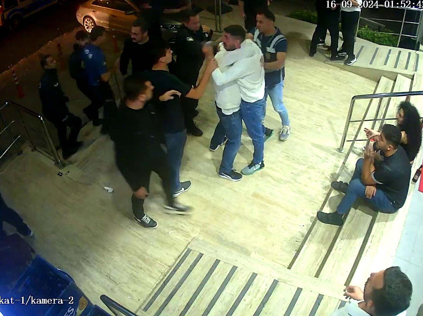 CHP'li meclis üyesinin alkollü mekanında olay görüntüler! Müşteri korumalarla darp ettiler - 1. Resim