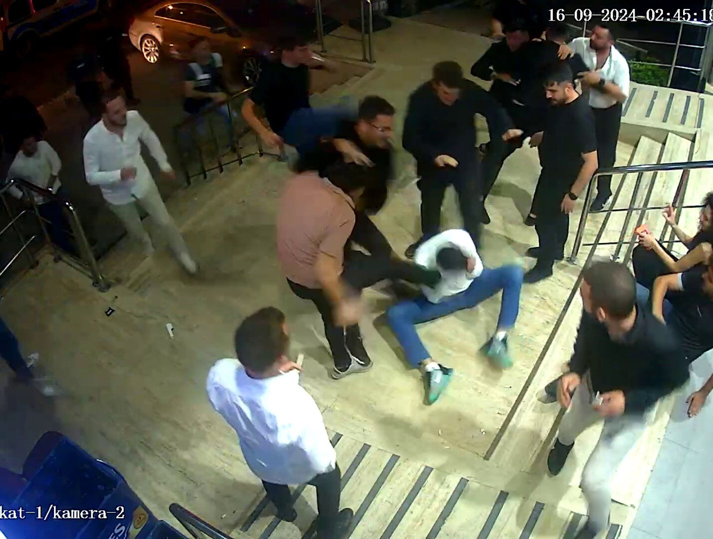 CHP'li meclis üyesinin alkollü mekanında olay görüntüler! Müşteri korumalarla darp ettiler - 3. Resim