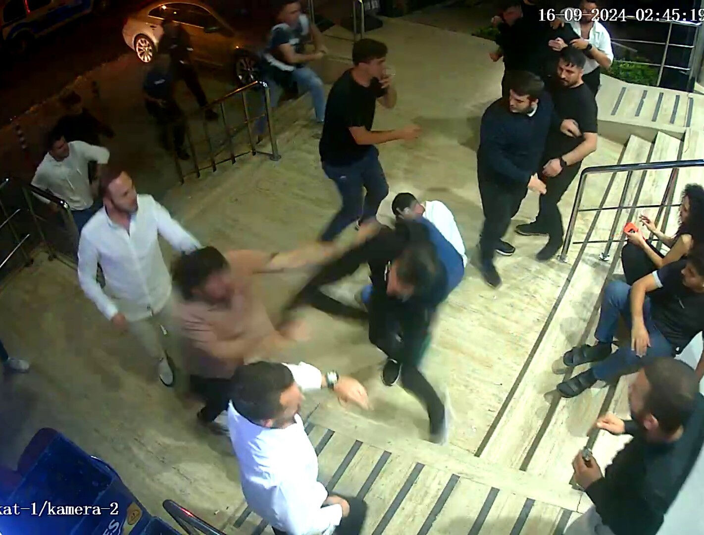 CHP'li meclis üyesinin alkollü mekanında olay görüntüler! Müşteri korumalarla darp ettiler - 4. Resim