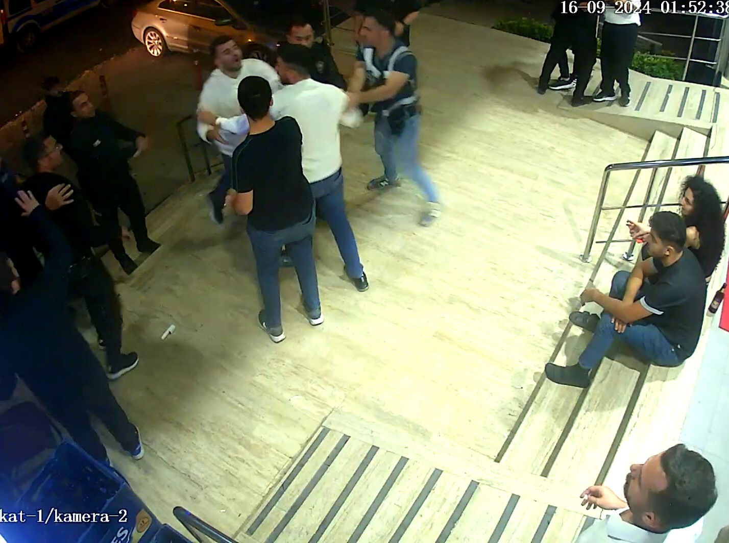 CHP'li meclis üyesinin alkollü mekanında olay görüntüler! Müşteri korumalarla darp ettiler - 2. Resim