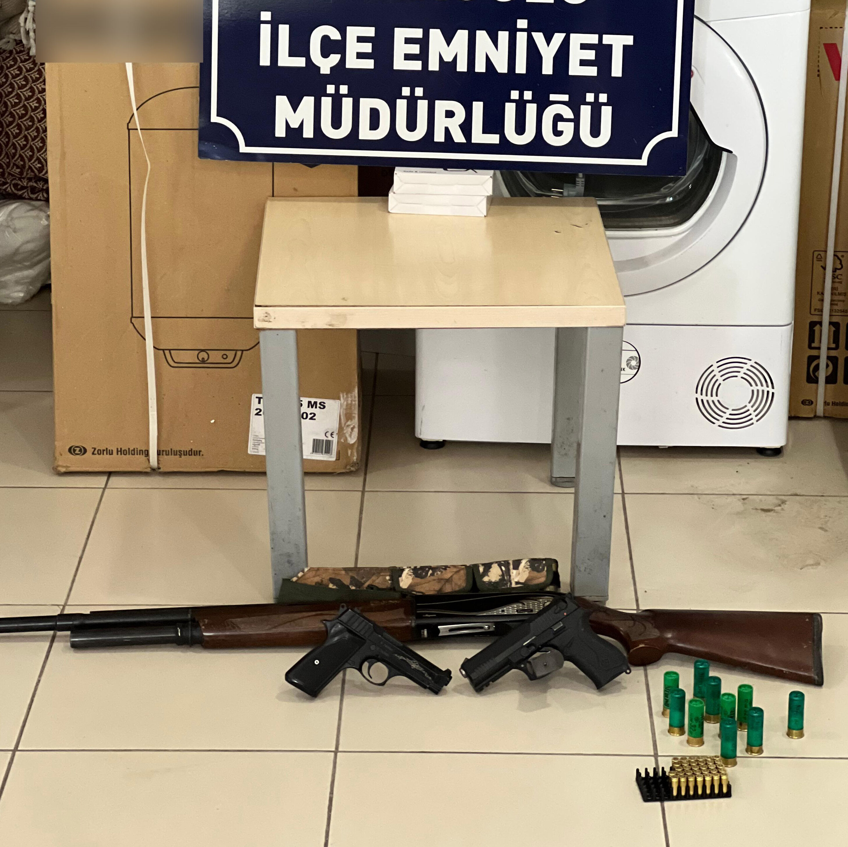 Depremzedelere gönderilen yardımları satmışlar! Aralarında öğretmen de var Depremzedelere gönderilen yardımları satmışlar! Aralarında öğretmen de var - 1. Resim