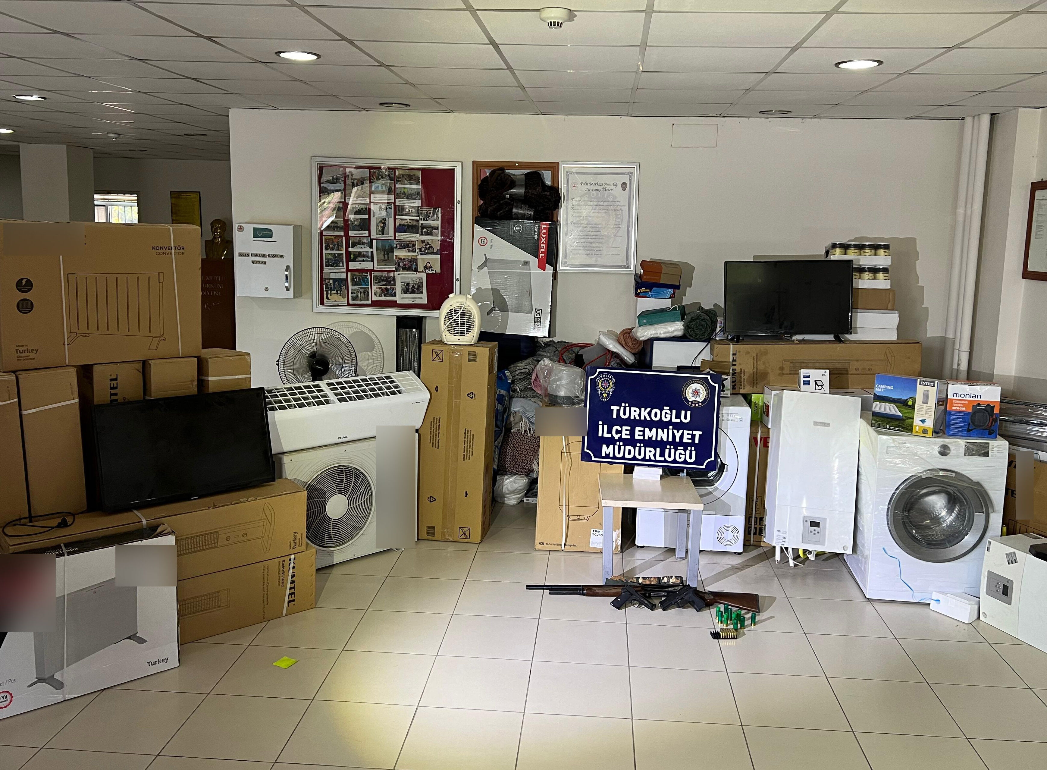 Depremzedelere gönderilen yardımları satmışlar! Aralarında öğretmen de var Depremzedelere gönderilen yardımları satmışlar! Aralarında öğretmen de var - 2. Resim