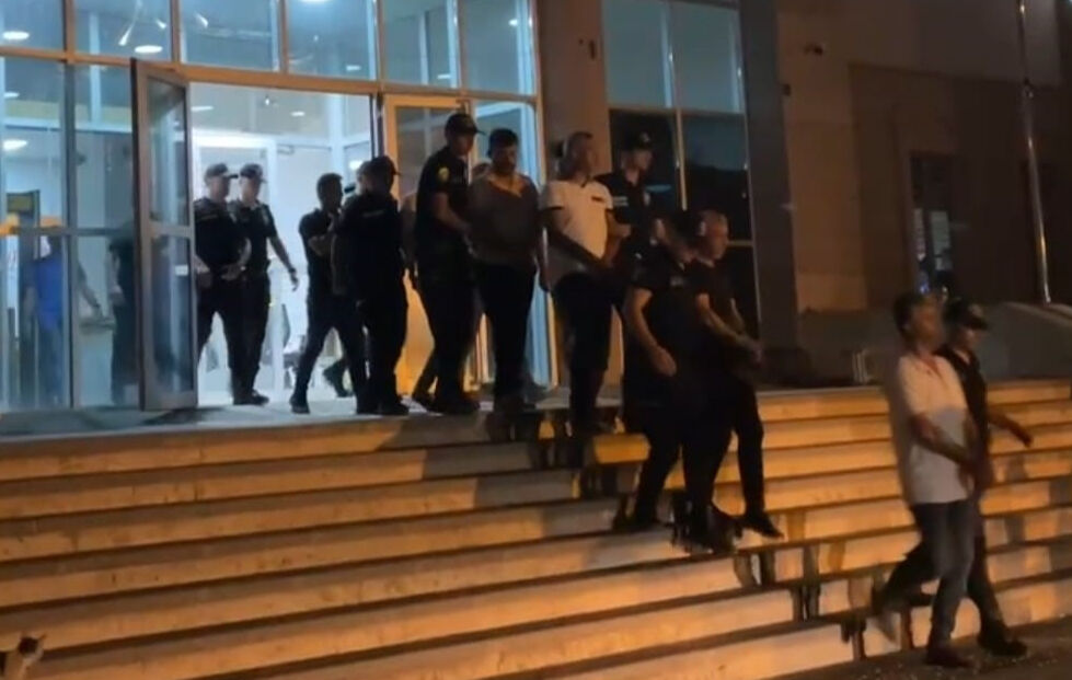 Depremzedelere gönderilen yardımları satmışlar! Aralarında öğretmen de var Depremzedelere gönderilen yardımları satmışlar! Aralarında öğretmen de var - 3. Resim