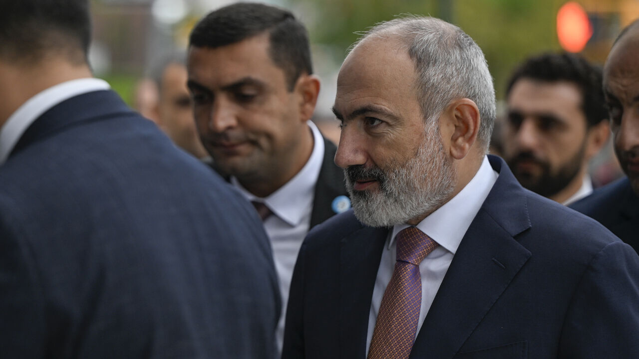 Erdoğan'dan Paşinyan'a manidar hediye! Kameralara poz verdi Erdoğan'dan Paşinyan'a manidar hediye! Kameralara poz verdi - 3. Resim