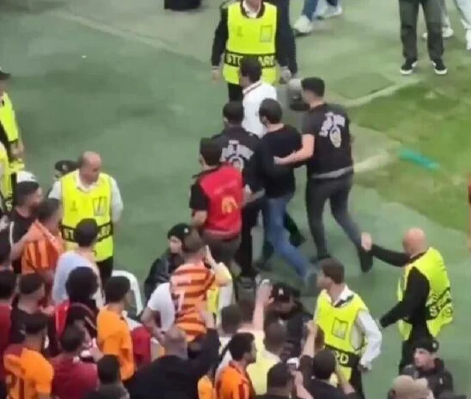 Galatasaray - PAOK maçı öncesi olay çıktı! Taraftar dışarı çıkarıldı - 1. Resim