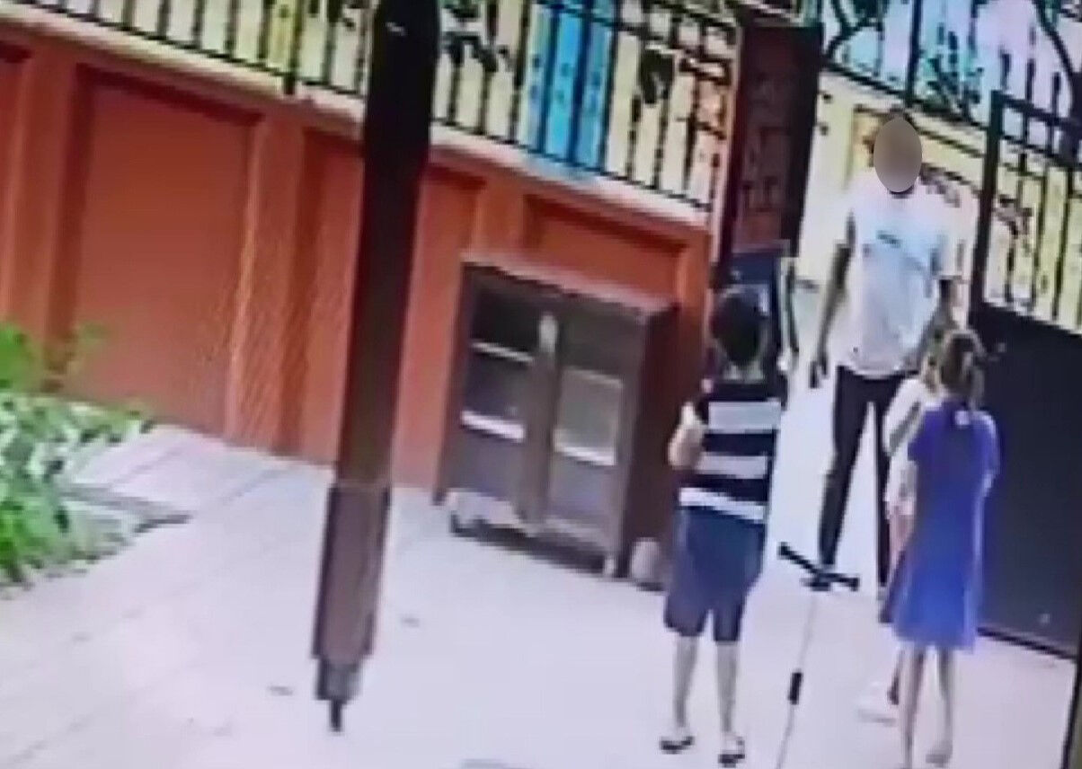 'Gelin gidelim' deyip fotoğraflarını çekmek istedi! Çocuklara para verip 'çok tatlısınız' diyen şahıs aileleri korkuttu - 1. Resim