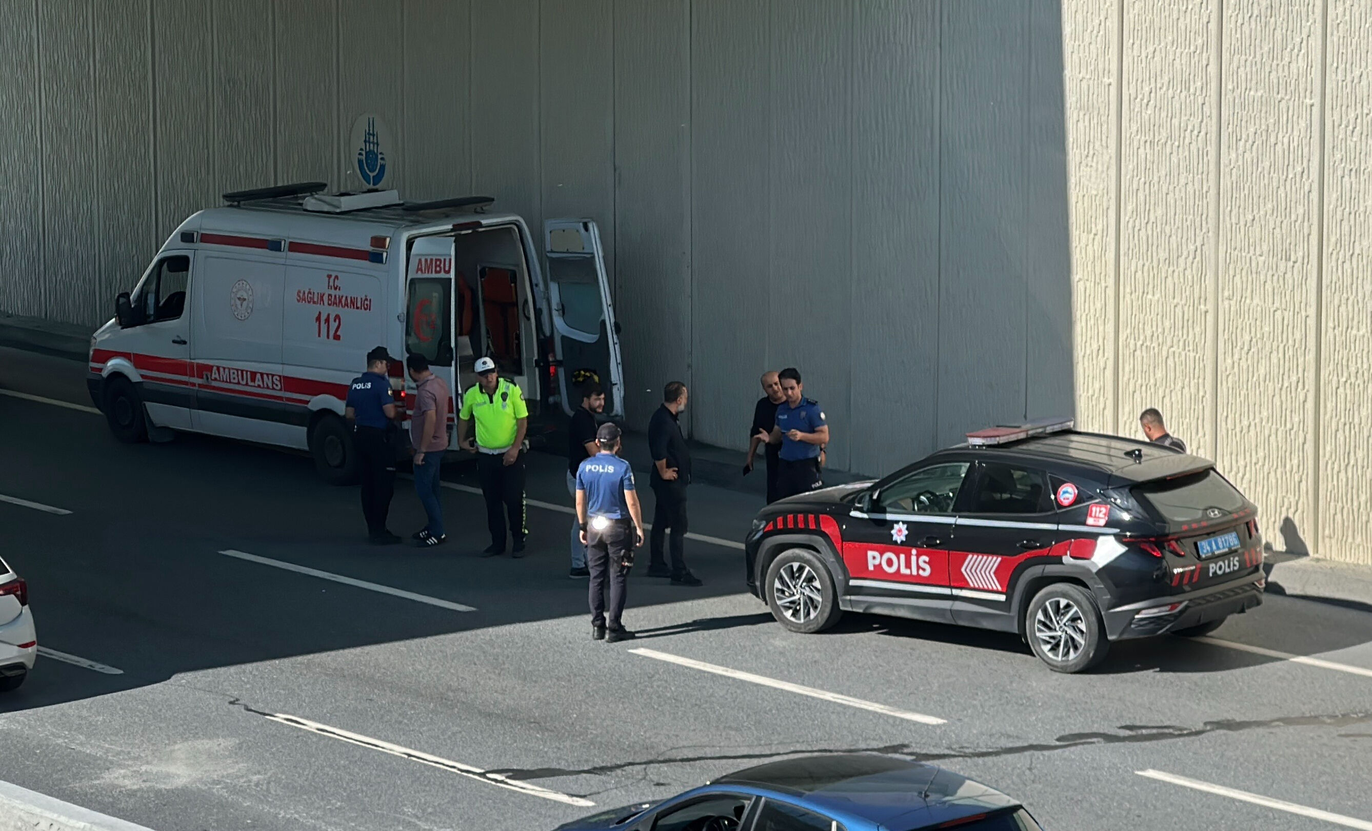 İstanbul'da korkunç olay! Yolun ortasında ceset buldular - 1. Resim