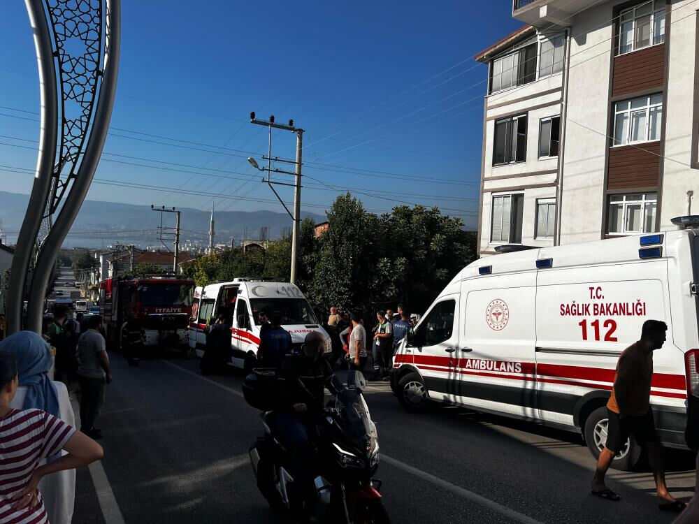 Kocaeli'de bir otomobil eve daldı! Anneanne ve torunları ezildi Kocaeli'de bir otomobil eve daldı! Anneanne ve 2 küçük torunu ezildi - 5. Resim