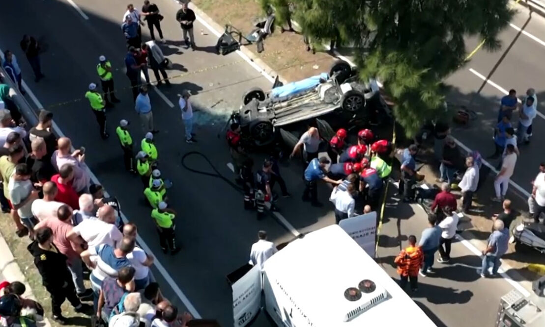 Otomobil alt geçide düştü! 3 kişi hayatını kaybetti Otomobil alt geçide düştü! 3 kişi hayatını kaybetti - 3. Resim